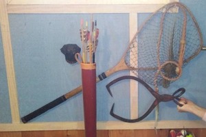 lot 575 image: Vintage Fishing Gear Set with Landing Net, Fishing Pliers, and Darton Quiver