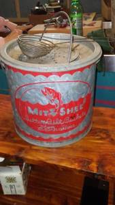 lot 581 image: Vintage Mit-Shel Floating Bait Bucket.