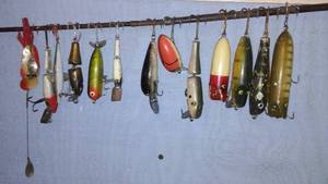lot 586 image: Lot of 13 Vintage Fishing Lures in Various Designs