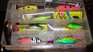 lot 646 image: Fishing Lure Collection - Assorted Lures in Tackle Box
