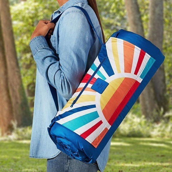 lot 157 image: NEW Members Mark 8 x 8 Oversized Outdoor Blanket - Retro Summer Sunset