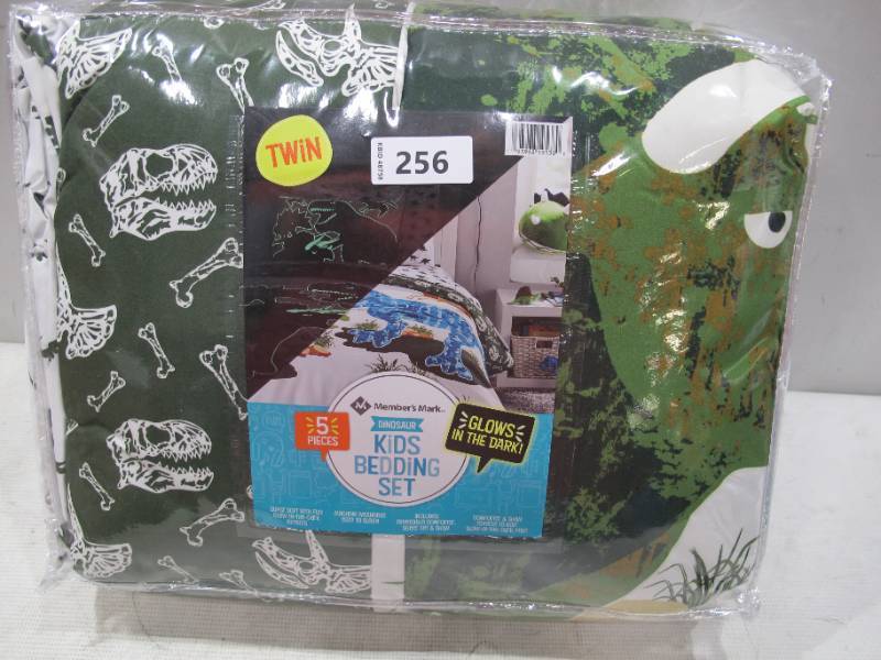 lot 165 image: NEW Members Mark Glow-in-the-Dark Bed-in-a-Bag Kids Comforter Set (5-Piece Twin) - Dinosaur