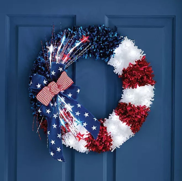 lot 220 image: NEW  Members Mark 22 Red White & Blue Pre-Lit Tinsel Wreath