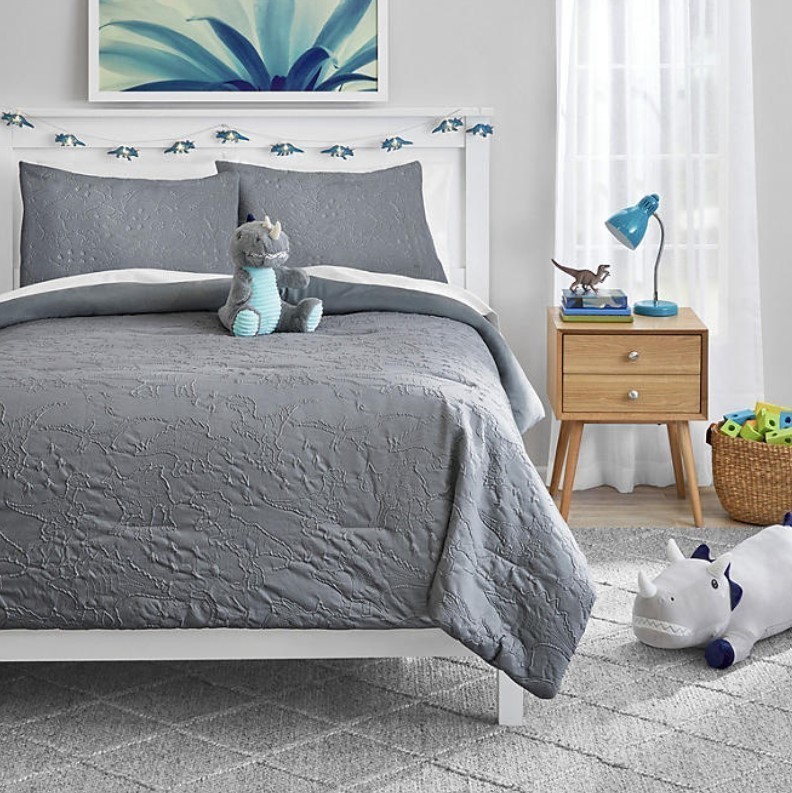 lot 370 image: NEW Members Mark Kids 5-Piece Heat Pressed Comforter Set - Dino