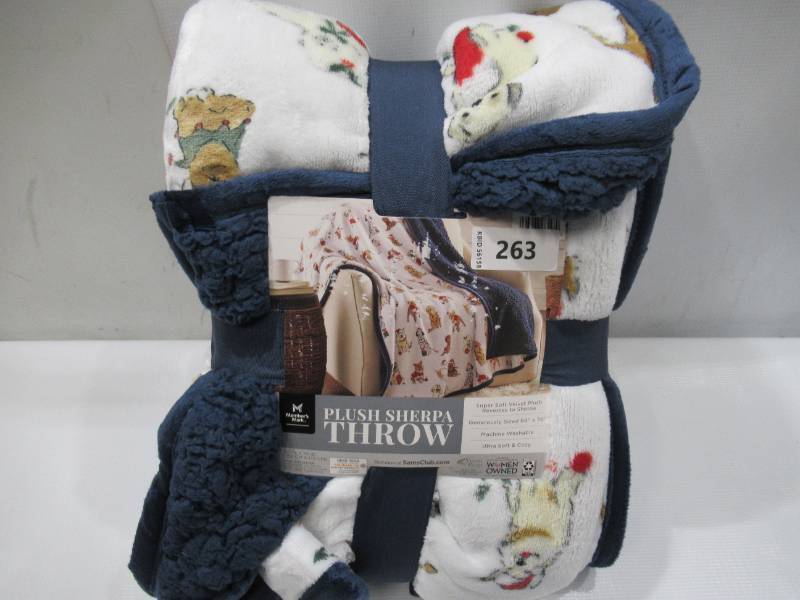 lot 263 image: NEW Members Mark Holiday Plush Throw, 60 x 70 - Holiday Dogs