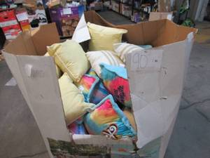 lot 90 image: Pallet of Store Overstock and Ecommerce Product and Returns - Pillows