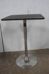 lot 10 image: adjustable table
