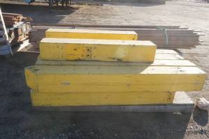 lot 59 image: pallet of yellow posts