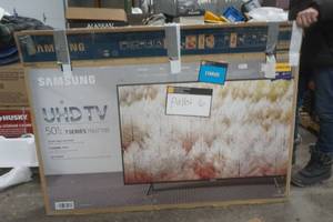 lot 113 image: Samsun 50 UHD TV, powers up. Barely used. With Remote