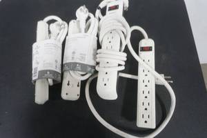 lot 117 image: power strip lot. NEW or LIKE NEW