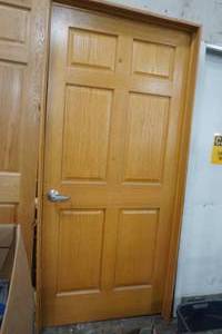 lot 142 image: solid oak door with frame. 6 panel 36
