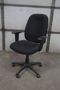 lot 177 image: Nice adjustable office chair