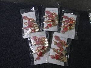 lot 27 image: 5- 4 pks Heart Hair Clips...