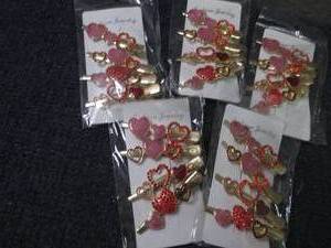 lot 28 image: 5- 4 pks Heart Hair Clips...