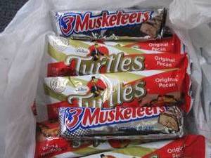 lot 152 image: 12 Assorted Candy Bars...