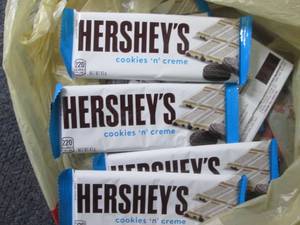 lot 173 image: 12- Hersheys Cookies n Crme Ba...