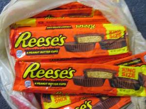 lot 184 image: 12- 2.8 oz Reeses Peanut Butter Cu...