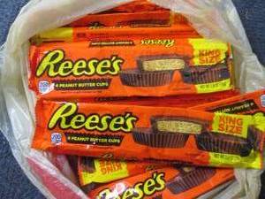 lot 185 image: 12- 2.8 oz Reeses Peanut Butter Cu...