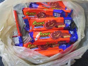 lot 187 image: 12- 2.4 oz Reeses Peanut Butter Pu...