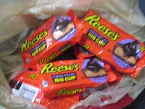 lot 189 image: 12- 2.8 oz Reeses Peanut Butter Bi...