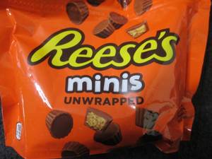 lot 206 image: 3- 7.6 oz Reeses Minis...