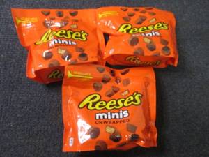 lot 207 image: 3- 7.6 oz Reeses Minis...