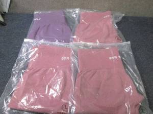 lot 327 image: 4 Large Gym Wolf High Waist Legging...