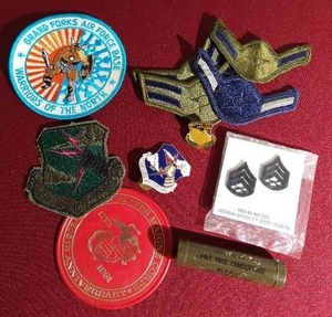 lot 54 image: Small Military Lot - Buttons, Badges, Etc