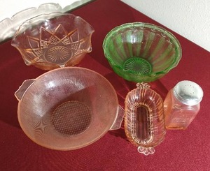 lot 149 image: (5) Vintage Colored Glass Dishes