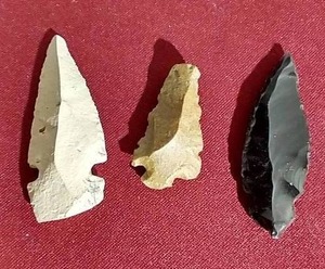 lot 211 image: (3) Arrowheads