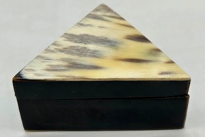 lot 37 image: Vintage Triangle Trinket Box Crafted Out of Horn
