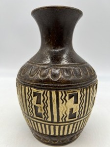 lot 103 image: Vintage TOYO Pottery Vessel Vase