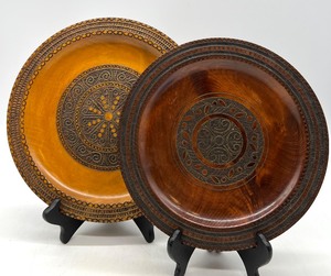 lot 106 image: Vintage Wooden SILEASIAN PYROGRAPHIC Wall Plates Art