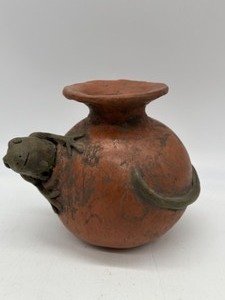 lot 80 image: Vintage PUEBLO Terracotta Vessel Effigy Pot with Figural Lizard