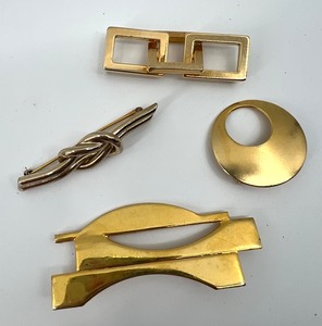 lot 138 image: Vintage Gold Tone Brooches  Pins including ITALY - QTY 4