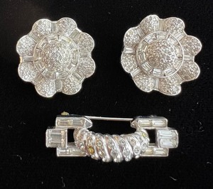 lot 139 image: Vintage Pins  Brooches including CIRO - QTY 3