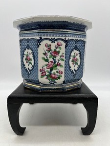 lot 165 image: Vintage KEELING & CO Losol Ware Planter and Wooden Stand