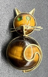 lot 176 image: Vintage TIGER EYE Scatter Pin KITTY CAT With Striking Green Eyes