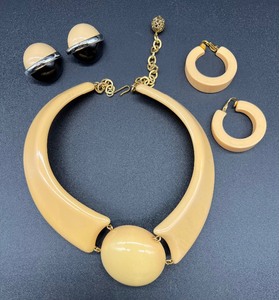 lot 178 image: Vintage Collar Necklace and 2 Pair of Clip On Earrings including Bakelite