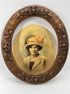 lot 211 image: Vintage Carved Wooden Oval Frame