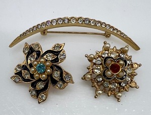 lot 214 image: Vintage Scatter Pins  Brooches and CINER Collar Bar Pin