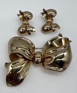 lot 218 image: Vintage MONET Gold Toned Bows - Clip On Earrings and Pin  Brooch
