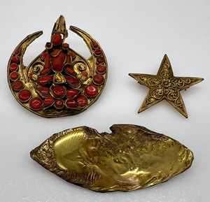 lot 220 image: Vintage Hindu Red Coral, Brutalist and Star PIn  Brooch - QTY 3