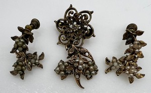 lot 280 image: Vintage Set - Pair of Screw Back Earrings and Pin  Brooch with Faux Pearls