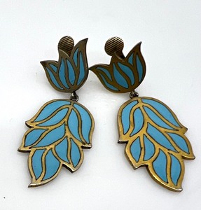 lot 282 image: Vintage Blue Enamel Leaf Clip On Earrings and Ball Clip On Earrings