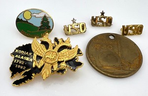 lot 285 image: Vintage Variety of Pins including USO and 1940s Worlds Fair Medallion