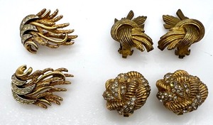 lot 290 image: Vintage Pair of BOUCHER Gold Tone Pin  Brooches and 2 Pair of Clip On Earrings including CARNEGIE