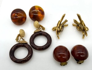lot 291 image: Vintage Clip On Earrings including MONET AND MARVELLA - QTY of 4 Pair