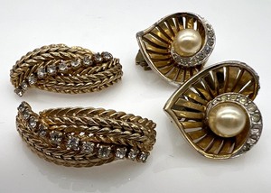 lot 294 image: Vintage Pair of BOUCHER Gold Tone and Rhinestone Clip On Earrings and Pair of HATTIE CARNEGIE Pins  Brooches