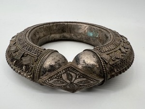 lot 311 image: Vintage Large Ethnic Tribal Old Antique Yemen African Bedouin Silver Bracelet